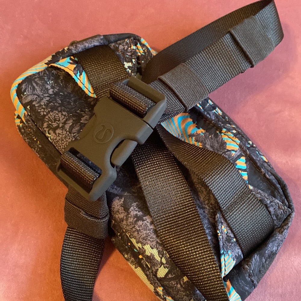 Lululemon mini bag. - Picture 7 of 7